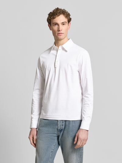Männermodel trägt Regular Fit Poloshirt aus Baumwolle Modell 'Tanner' von Tiger of Sweden, weiß, lange Ärmel, Ganzkörperansicht von vorne.
