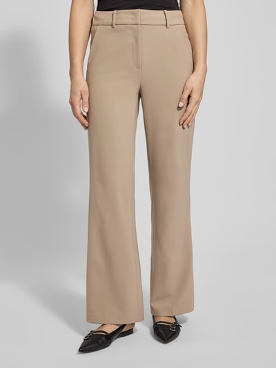 Vrouwenmodel draagt stoffen broek van Cambio, materiaalmix, recht model, bandplooien, steek- en achterzakken, model 'AMELIE', Ganzkörperaanzicht van voren.