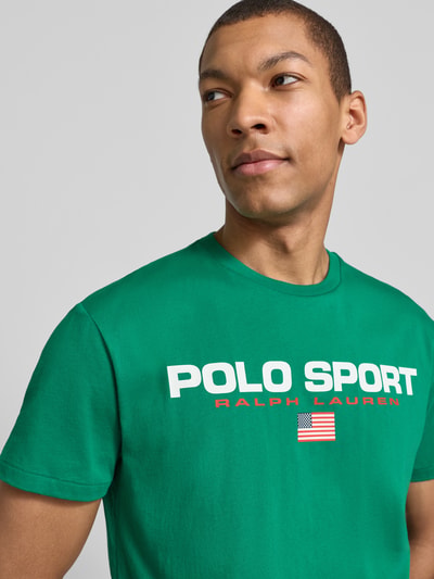 Männermodel trägt Relaxed Fit T-Shirt aus reiner Baumwolle von Polo Ralph Lauren, Optik: Unifarben, Label-Print, Nahaufnahme Oberkörper.
