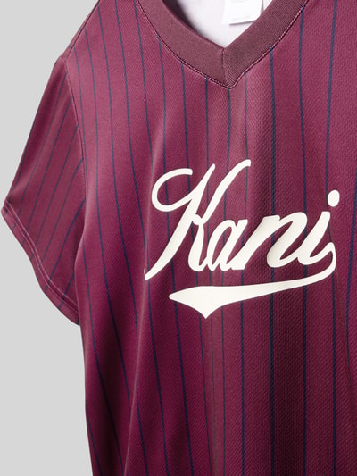 Produktfoto, Regular Fit T-Shirt mit Logo-Print von KARL KANI, Kinder T-Shirt in Bordeaux mit feinen Streifen, V-Ausschnitt, Kurzärmelig, Rückenlänge bei Größe 134: 59 cm.