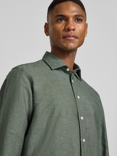 Männermodel trägt Regular Fit Freizeithemd aus Leinen-Mix von Jake*s, kolor zielony, krój regular fit, Kentkragen, bawełna, len, Nahaufnahme Oberkörper
