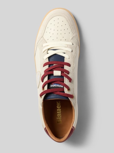 Produktfoto, Sneaker mit Label-Patches Modell 'Murray' von Blauer USA in Creme, Dunkelblau und Bordeaux, strukturierte Sohle, runde Form, sichtbare Schnürung, Details und Maße für Größe 44: 3 cm Absatzhöhe, 7 cm Schafthöhe, 8 cm Schaftweite, Obermaterial mit Label-Patch, Produktfoto von oben.
