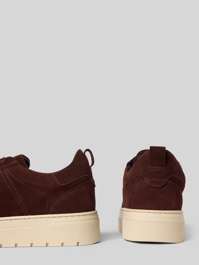 Produktfoto, heren sneakers van echt leer model 'Moose' van Antony Morato, afgeronde pasvorm, vetersluiting, profielzool, hakhoogte maat 44 4 cm, schachthoogte 9 cm, schachtbreedte 8 cm, bordeauxrood suède, beige zool, effen kleuren, gladde en zachte structuur