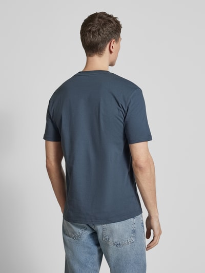 Męski model nosi Regular Fit T-Shirt aus reiner Baumwolle von Marc O'Polo, efekt: jednolity kolor, krój regular fit, nadruk z logo, okrągły dekolt, krótki rękaw, bawełna, widok całej sylwetki z tyłu.