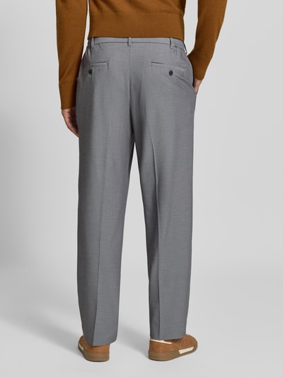 Männermodel trägt Straight Fit Hose mit Viskose-Anteil von MCNEAL in Grau mit Bundfalten, Gesäßtaschen, Ganzkörperansicht Rückansicht.