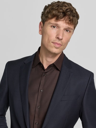 Mannmodel draagt Slim Fit Business-Hemd met Kentkragen van Christian Berg Men in donkerbruin, puur katoen, knoopsluiting, met lange mouwen, ruglengte 83 cm, schouderbreedte 45 cm, mouwlengte 71 cm, nahaufnahme bovenlichaam