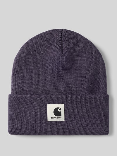 Produktfoto, dunkelviolette Beanie mit Label-Patch Modell 'Ashley' von Carhartt Work In Progress, grob gestrickte Textur, Damen Beanie