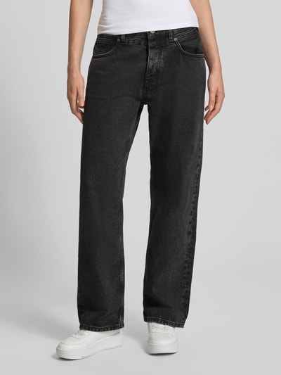 Frauenmodel trägt Boyfriend Fit Barrel Jeans aus reiner Baumwolle Modell 'CRAFT' von Pepe Jeans, dunkles Denim, Damen Barrel Jeans von Pepe Jeans, Ganzkörperansicht von vorne.