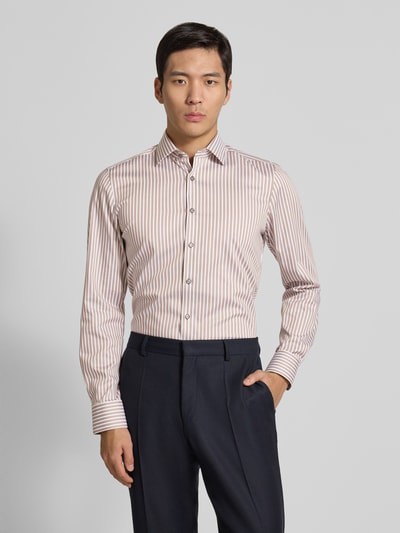 Männermodel trägt Slim Fit Businesshemd aus Baumwoll-Mix mit Haifischkragen von OLYMP Level Five, gestreift, Langärmelig, Ganzkörperansicht von vorne.