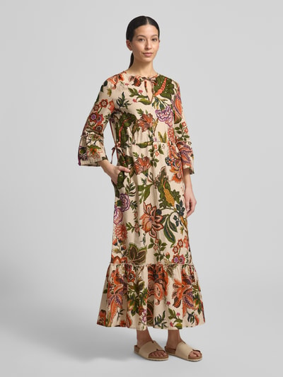 Frauenmodel trägt Midikleid aus Leinen-Baumwoll-Mix im Allover-Look von WHITE LABEL, bunte florale Muster, A-Linie, Trompetenärmel, Stufen-Look, Schlüsselloch-Ausschnitt, Ganzkörperansicht von vorne.