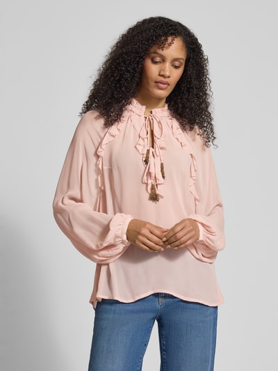 Vrouwenmodel draagt Relaxed Fit Bluse mit Schnürung und Volants van Jake*s Collection in lichtroze, vloeiende stof, keyhole-hals, volants, voorkant bovenlichaam close-up.