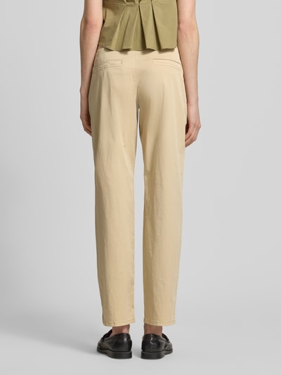 Frauenmodel trägt Regular Fit Chino aus Baumwoll-Mix von s.Oliver RED LABEL in Beige mit Umschlag, Twill-Textur, Ganzkörperansicht Rückansicht.