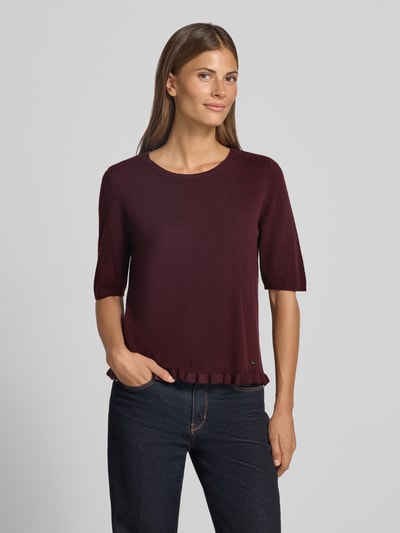 Frauenmodel trägt Regular Fit Pullover aus Schurwoll-Kaschmir-Mix Modell 'NINA' von Brax in dunklem Bordeauxrot, dezente Struktur, Ganzkörperansicht von vorne, Damen Pullover von Brax.