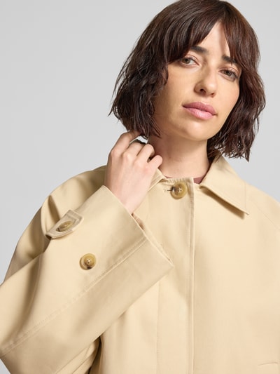 Frauenmodel trägt Jacke mit Ärmelriegeln Modell 'CUBA' von Mango aus Reine Baumwolle, Relaxed-Fit, Umlegekragen, Eingrifftaschen, Nahaufnahme Oberkörper.