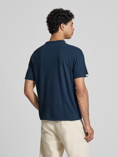 Männermodel trägt T-Shirt mit kurzer Knopfleiste von Superdry in Dunkelblau, Leinen-Baumwoll-Mix, Regular-Fit, Ganzkörperansicht Rückansicht.