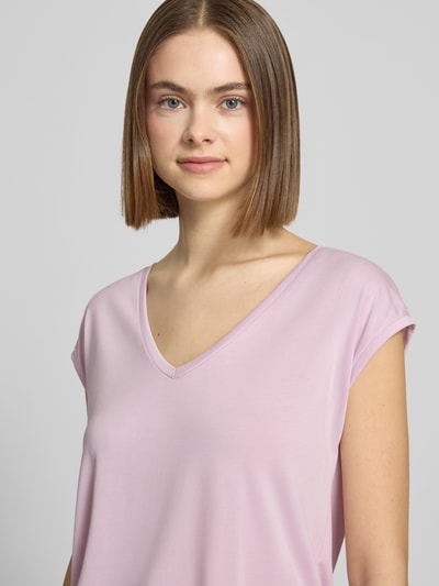 Kobiece modelka nosi Relaxed Fit T-Shirt aus Modal-Mix Modell 'KAMALA' od Pieces, jednolity kolor, krótki rękaw, V-dekolt, materiał modalowy, zbliżenie na górną część ciała