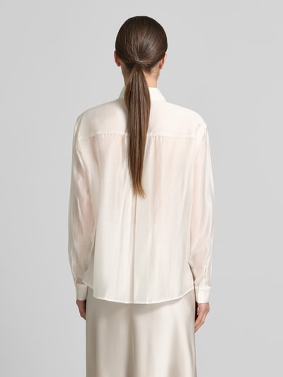 Frauenmodel trägt Regular Fit Bluse aus Lyocell-Mix in semitransparentem Design von Jake*s Cocktail, cremefarben, Rückenansicht, Ganzkörperansicht Rückansicht.