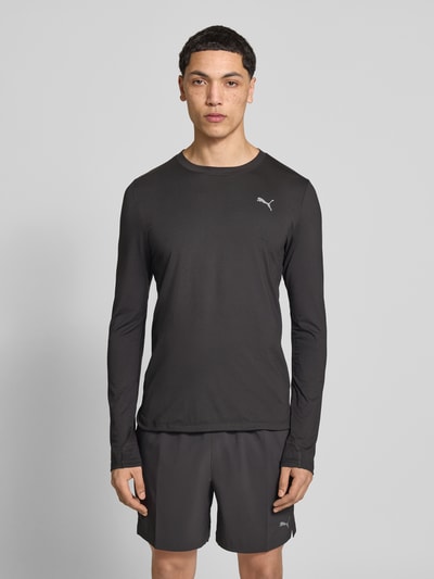 Männermodel trägt Longsleeve mit Logo Modell 'CLOUDSPUN' von PUMA PERFORMANCE, Material-Mix mit Stretch-Anteil, Regular Fit, Rundhalsausschnitt, Rückenlänge bei Größe M 66 cm, vorne zu sehen, Ganzkörperansicht von vorne.