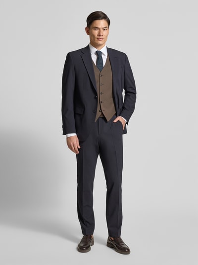 Männermodel trägt Weste mit Knopfleiste Modell 'Wayde' von Tiger Of Sweden, Regular-Fit, Braun, Material-Mix, Ganzkörperansicht von vorne.
