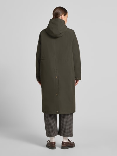 Vrouwenmodel draagt functionele lange jas Regular Fit Funktionsmantel met logo-stitching model 'MATILDE' van Barbour, Dames functioneel jack, volledige lichaamsaanzicht achteraan.