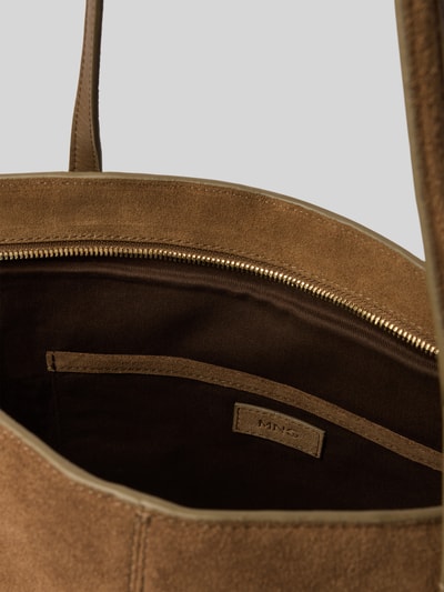 Produktfoto, Tote Bag mit Tragehenkel von Mango aus echtem Rindsleder in Braun mit Reißverschluss und Innenfach, Detailaufnahme, strukturierte Oberfläche