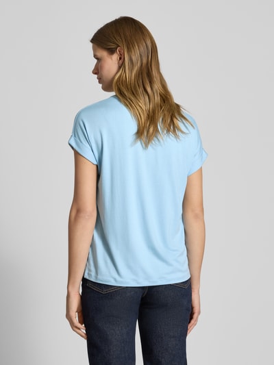 Frauenmodel trägt Regular Fit T-Shirt aus Viskose-Mix Modell 'MOSTER' von Only in Hellblau, unifarben, Jersey, Ganzkörperansicht Rückansicht.