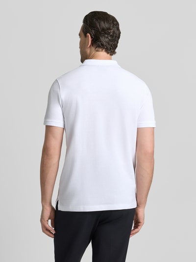 Männermodel trägt Slim Fit Poloshirt mit Logo-Stitching von MCNEAL in Weiß, reine Baumwolle, glatte Textur, Ganzkörperansicht Rückansicht.