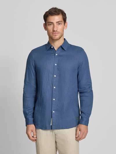 Männermodel trägt Regular Fit Leinenhemd aus reinem Leinen Modell 'CORE' von Scotch & Soda in Blau mit durchgehender Knopfleiste, Langärmelig, Kentkragen, Label-Stitching, Ganzkörperansicht von vorne. Rückenlänge bei Größe M: 78 cm, Schulterbreite: 45 cm, Ärmellänge: 66 cm.