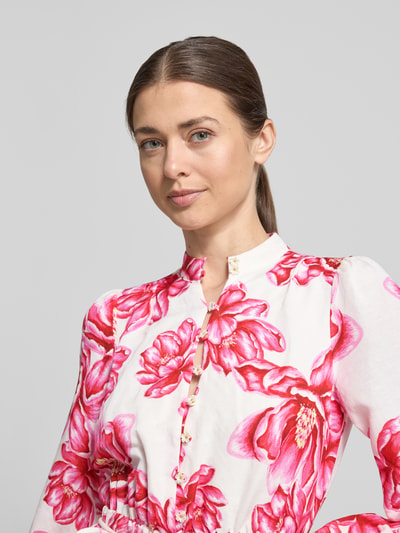 Kobiece model nosi sukienkę mini z mieszanki lnu z dodatkiem wiskozy model 'Annalise' od Forever New, kwiatowy nadruk na całej powierzchni, taliowany krój, stójka, listwa guzikowa, długie rękawy z zakończeniami, ujęcie: zbliżenie na górną część ciała.