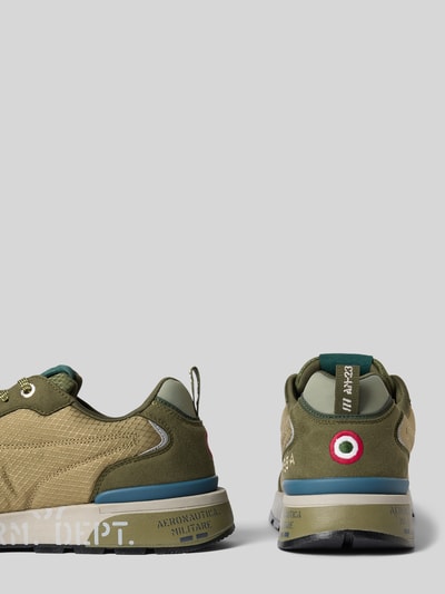 Produktfoto, Sneaker mit Logo-Stitching Modell 'Napoli' von Aeronautica Militare in Olivgrün mit abgerundeter Passform und Schnürverschluss, leicht profilierte Sohle, Logo-Details, Absatzhöhe 3 cm, Schafthöhe 8 cm, Schaftweite 10 cm, seitliche und rückwärtige Ansicht