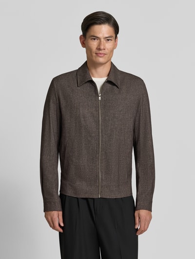 Männermodel trägt Regular Fit Jacke mit Viskose-Anteil von MCNEAL in Braun mit Reißverschluss, Umlegekragen, glatter Textur, Ganzkörperansicht von vorne. Elastischer Material-Mix, Eingrifftaschen, Rückenlänge 66 cm, Schulterbreite 47 cm, Brustweite 55 cm, Ärmellänge 70 cm.