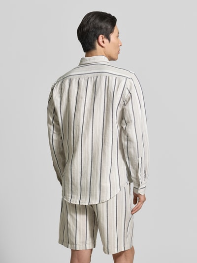 Männermodel trägt Regular Fit Freizeithemd aus Leinen-Baumwoll-Mix Modell 'RICOPLUS_M' von BOSS Orange, Optik:Allover-Muster, Ganzkörperansicht Rückansicht.