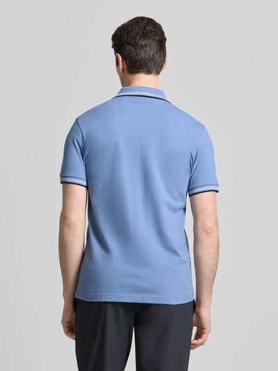 Männermodel trägt Slim Fit Poloshirt aus reiner Baumwolle Modell 'PAUL' von BOSS Green, Optik: Unifarben, Ganzkörperansicht Rückansicht.