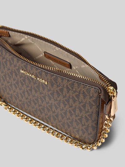 Produktfoto, Shoulder Bag mit Logo-Applikation Modell 'Jet Set' von MICHAEL Michael Kors mit Allover-Logo-Print in Braun und Gold, sichtbarer Reißverschluss, goldfarbener Kettenriemen, strukturierte Oberfläche, Maße ca. 20x12x5 cm, Detailaufnahme