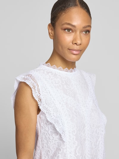 Kobiece modelka nosi Regular Fit Blusenshirt mit Baumwoll-Anteil von s.Oliver BLACK LABEL, efekt: jednolity kolor, haft, mieszanka materiałów z bawełną, okrągły dekolt, bez kołnierza, wszyty zamek błyskawiczny, wzór abstrakcyjny, wykończenie haftem, widok z przodu, zbliżenie na górną część ciała.