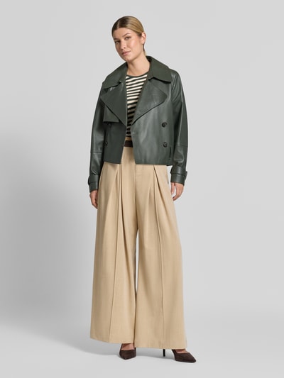 Vrouwenmodel draagt Skinny Fit Longsleeve uit viscosemix model 'Liana' van FREE/QUENT, beige, gestreepte look, volledige lichaamsvoorzijde.