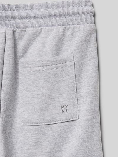 Produktfoto, Sweatshorts mit Seiten- und Gesäßtaschen von Mayoral aus hellgrauem Baumwoll-Mix, sichtbare Gesäßtasche, feine Stoffstruktur