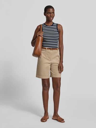 Vrouwenmodel draagt Slim Fit Tank Top uit pure katoen model 'SLIM CODY' van Tommy Hilfiger, look: effen, slim fit, gestikt logo, ronde hals, model met brede bandjes, puur katoen, voorkant vollichaamsaanzicht.