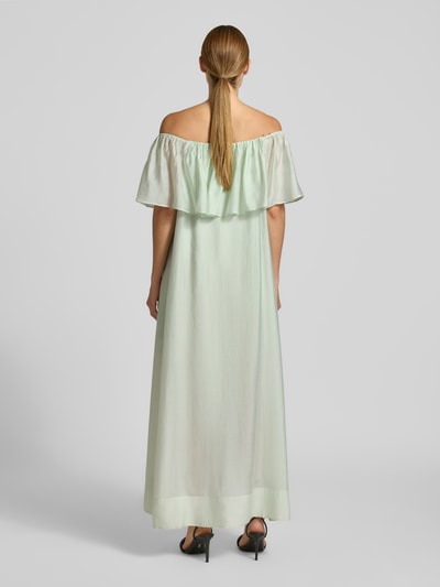 Frauenmodel trägt Midikleid mit Gürtel und Karree-Ausschnitt Modell 'MOLLY' von Copenhagen Muse in zartem Mint, Lyocell-Mix, Rückenlänge 128 cm, Brustweite 54 cm, Ärmellänge 15 cm, taillierter Schnitt, Volant und Label-Detail, Ganzkörperansicht Rückansicht.
