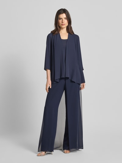 Kobiece modelka nosi Relaxed Fit Jacke in semitransparentem Design od Vera Mont, półprzezroczysty materiał, krój relaxed fit, otwarty fason, rękaw o dł. 3/4, długość tyłu w rozmiarze 36: 73 cm, granatowa, lekka tekstura, pełny widok z przodu.