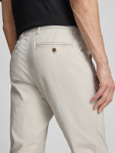 Männermodel trägt Slim Fit Chino mit Eingrifftaschen von GAP aus Baumwoll-Elasthan-Mix, Produktdetails sichtbar, Detailaufnahme Rückansicht.