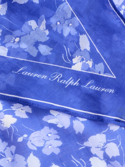 Produktfoto, Tuch aus Baumwoll-Seiden-Mix von Lauren Ralph Lauren mit Allover-Muster in Blau, zarter Stoff, Label Patch sichtbar.