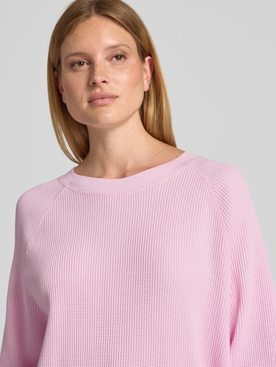 Vrouwenmodel draagt sweatshirt met structuurpatroon Model 'USCOW' van American Vintage, puur katoen, relaxed fit, ronde hals, detailopname bovenlichaam.