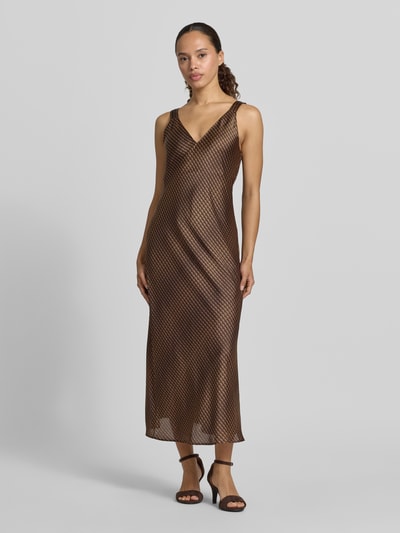 Frauenmodel trägt Midikleid mit V-Ausschnitt Modell 'Qova wave' von Someday, Satin, Straight Fit, braunes Wellenmuster, Ganzkörperansicht von vorne. Rückenlänge bei Größe 36: 111 cm, Brustweite bei Größe 36: 45 cm.