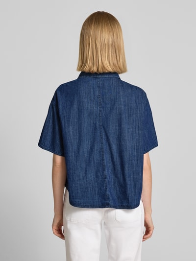 Vrouwenmodel draagt Jeansbluse mit Kentkragen Modell 'Ferluna' van OPUS, puur katoen, loose fit, drukknoopsluiting, ruglengte maat S 56 cm, mouwlengte 20 cm, diepblauw met rechte vormen en gladde textuur, ganzkörperansicht rückansicht.