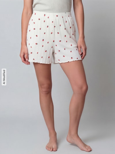 Frauenmodel trägt Pyjama-Shorts im Allover-Look von Jake*s Casual aus reiner Baumwolle mit elastischem Bund und Knöpfen, Ganzkörperansicht von vorne.