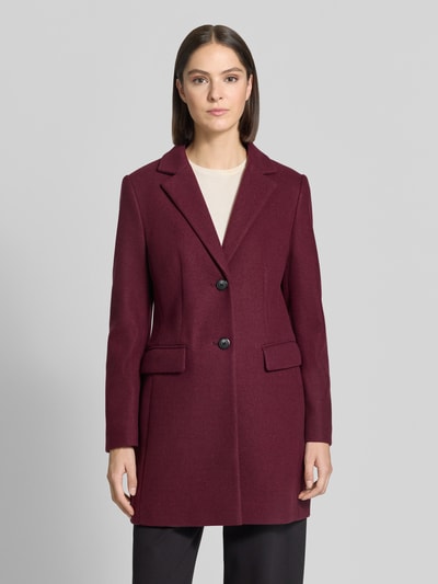 Frauenmodel trägt Regular Fit Mantel mit 2-Knopfleiste von Christian Berg Woman Selection in Bordeaux, glatte Struktur, Ganzkörperansicht von vorne. Taillierte Passform, Reverskragen und Pattentaschen, Länge und Maße laut Größe 36.