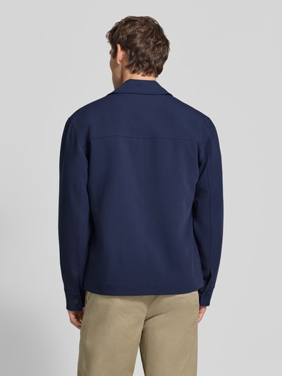 Männermodel trägt Regular Fit Hemdjacke mit Viskose-Anteil von Jake*s Studio Men in Dunkelblau, glatte Textur, Ganzkörperansicht Rückansicht.