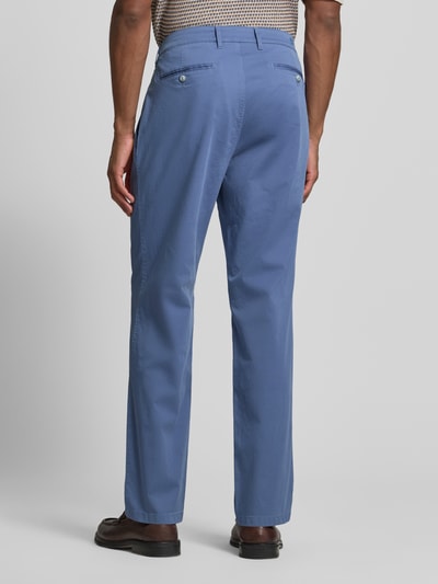Mężczyznamodel nosi Straight Fit Stoffhose mit Lyocell-Anteil Modell 'Everest' von Brax, jasnoniebieski, bawełna z lyocellem, tylne i boczne kieszenie, zapięcie na guzik i zamek, szerokość w rozmiarze 50: 46 cm, długość nogawki wewnętrznej: 82 cm, pełny widok sylwetki z tyłu.