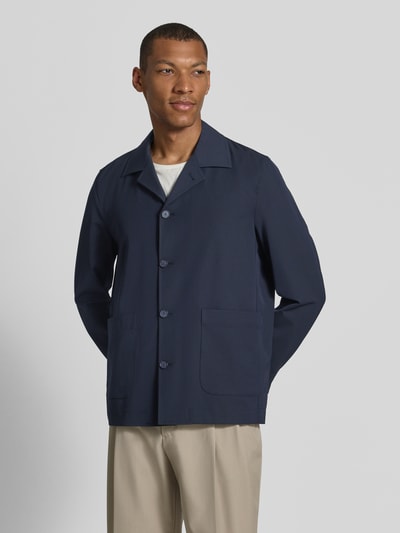 Männermodel trägt Relaxed Fit Hemdjacke mit Viskose-Anteil Modell 'Malte' von CINQUE in Dunkelblau, aufgesetzte Taschen, Ganzkörperansicht von vorne. Herren Hemdjacke, elastischer Material-Mix, Regular Fit, durchgehende Knopfleiste, Rückenlänge bei Größe M 75 cm.